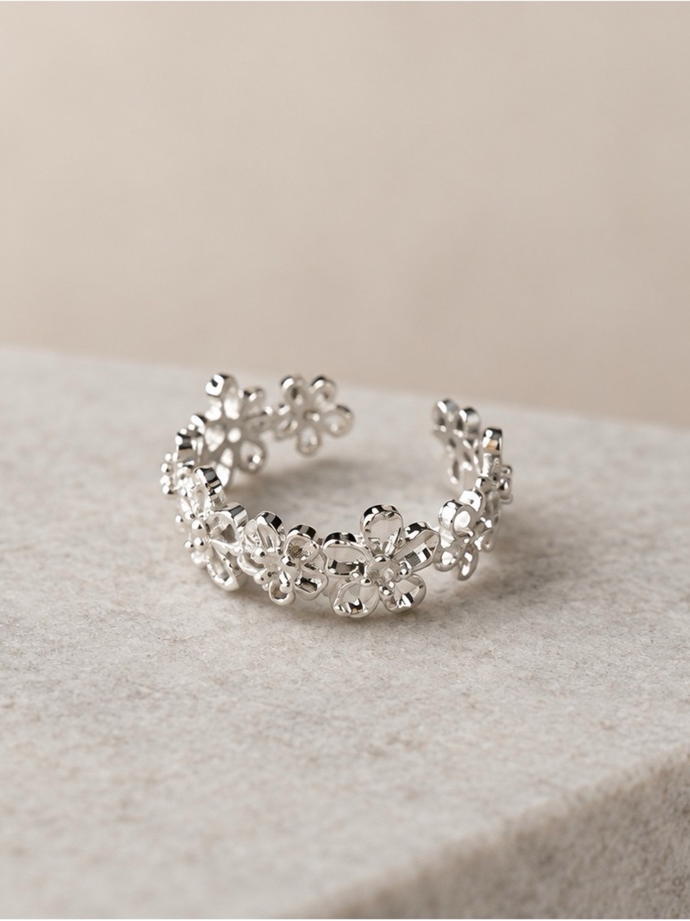 2393-99 NWT 925 Sterling Silver Openwork Daisy Floral Band | Adjustable Ring
